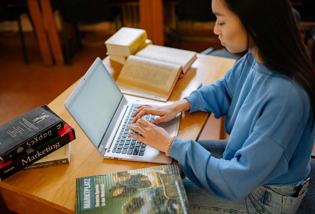 10 Must-Know Pros and Cons of Refinancing Student Loans Thumbnail