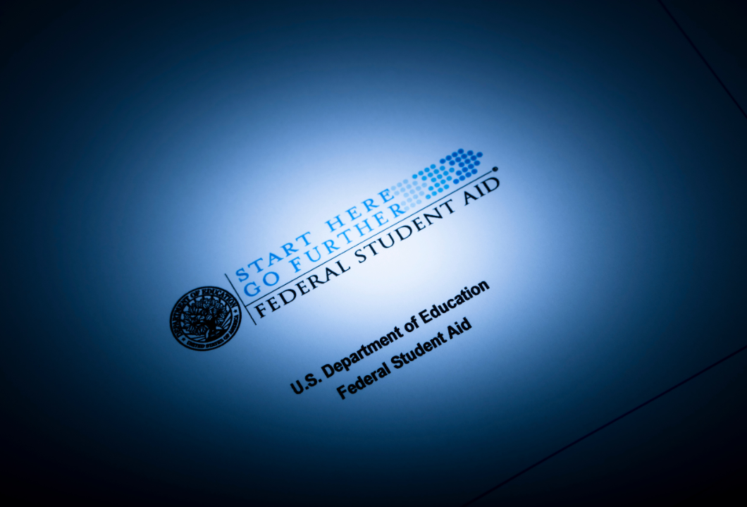 Federal vs. Private Student Loans: What’s the Difference? Thumbnail