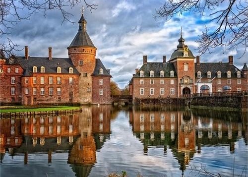 Smart Ways to Build a Moat Around Your Wealth Thumbnail