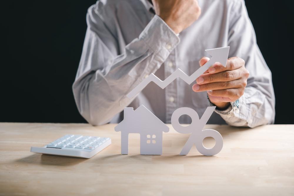 What Rising Interest Rates Mean for Savers and Borrowers Thumbnail