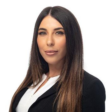 Laura Ceparu Headshot