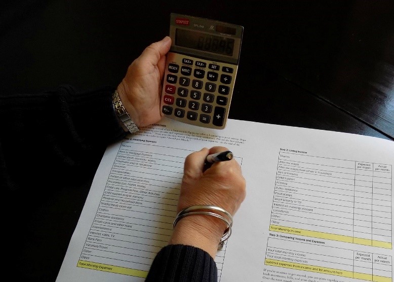 Cinq choses que toute femme doit savoir sur l’épargne et l’établissement d’un budget Thumbnail