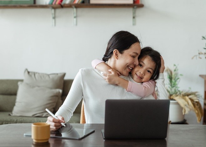 Vous êtes une femme, une mère et une professionnelle en affaires. Nos neuf conseils pour parvenir à un équilibre optimal entre le travail et la vie personnelle à l’ère de la COVID-19 Thumbnail