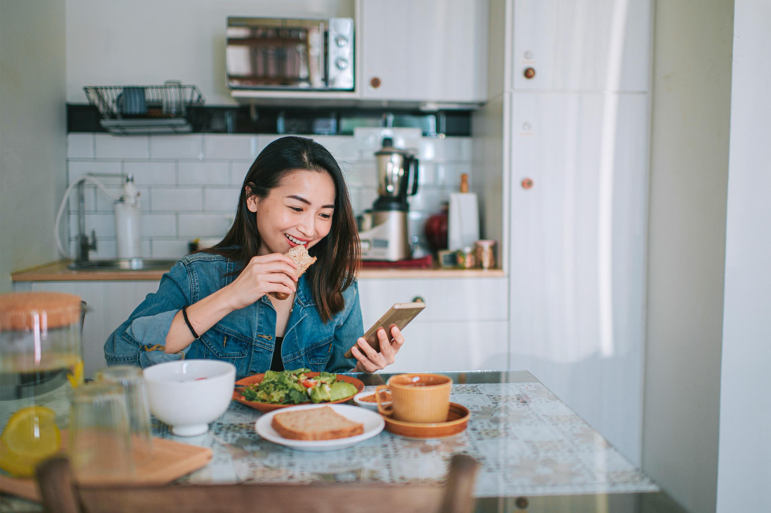 Иг голодание. She breakfast and to work. Black woman healthy. She breakfast and to work. Англ завтрак женщина.